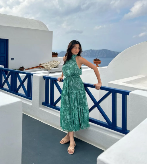 What is Dressy Beach Style and What Should You Wear?
